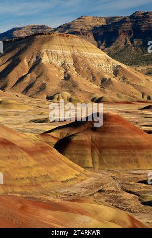 Carroll Rim from Painted Hills Overlook Trail, John Day Fossil Beds National Monument-Painted Hills Unit, Oregon Foto Stock