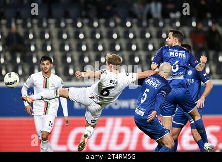 Heverlee, Belgio. 1 novembre 2023. Joren Dom dell'OHL combatte per il pallone durante una partita finale della Croky Cup 1/16 tra OH Leuven e Eendracht Elene-Grotenberge (3° Amateur), a Heverlee, mercoledì 01 novembre 2023. BELGA PHOTO JOHN THYS Credit: Belga News Agency/Alamy Live News Foto Stock