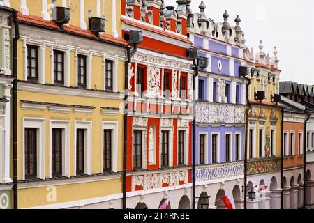 Antiche case rinascimentali riccamente decorate nella città polacca di Zamosc. Colorate vecchie case europee, attrazione turistica. Facciate dipinte di colori luminosi di ho Foto Stock