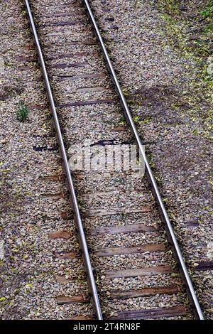 Letto ferroviario. Frammento di binari ferroviari, vista dall'alto, rotaie e traversine. Foto Stock