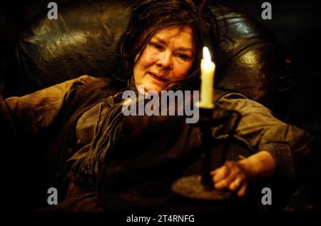 Judi Dench (Bessie Burgess) in THE ARLOW AND THE STARS di Sean o'Casey al Young Vic, Londra SE1 07/05/1991 design: Johan Engels illuminazione: Alan Barrett regista: Sam Mendes Foto Stock