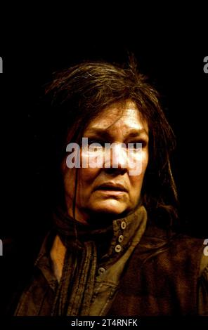 Judi Dench (Bessie Burgess) in THE ARLOW AND THE STARS di Sean o'Casey al Young Vic, Londra SE1 07/05/1991 design: Johan Engels illuminazione: Alan Barrett regista: Sam Mendes Foto Stock