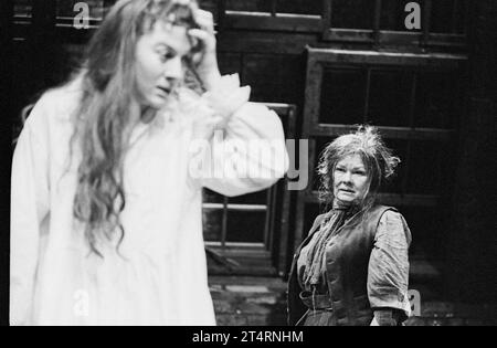 l-r: Niamh Cusack (Nora Clitheroe), Judi Dench (Bessie Burgess) in THE ARLOW AND THE STARS di Sean o'Casey al Young Vic, Londra SE1 07/05/1991 design: Johan Engels illuminazione: Alan Burrett regista: Sam Mendes Foto Stock