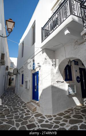 Strade in pietra di Parikia la mattina a Paros, in Grecia Foto Stock