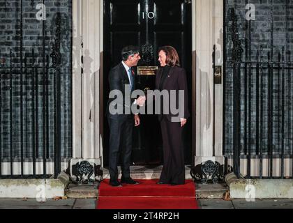 Londra, Regno Unito. 1 novembre 2023. Rishi Sunak, primo ministro britannico, dà il benvenuto a Kamala Harris, vicepresidente degli Stati Uniti, al numero 10 di Downing Street, la sua residenza ufficiale e sede del governo. Harris è nel Regno Unito per il summit ai a Bletchley Park. Crediti: Imageplotter/Alamy Live News Foto Stock