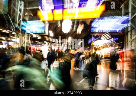 Francoforte sul meno Hauptbahnhof Francoforte sul meno, 31.10.2023 - Dichtes Gedraenge am Frankfurter Hauptbahnhof. Taeglich passieren rund eine halbe milioni Menschen die Bahnhofshallen. Francoforte sul meno Hessen Deutschland *** stazione centrale di Francoforte sul meno, 31 10 2023 folle densa alla stazione centrale di Francoforte ogni giorno, circa mezzo milione di persone passano attraverso i padiglioni della stazione Frankfurt Main Hesse Germania credito: Imago/Alamy Live News Foto Stock