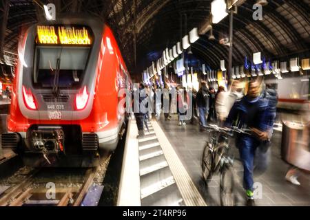 Francoforte sul meno Hauptbahnhof Francoforte sul meno, 31.10.2023 - Dichtes Gedraenge am Frankfurter Hauptbahnhof. Taeglich passieren rund eine halbe milioni Menschen die Bahnhofshallen. Francoforte sul meno Hessen Deutschland *** stazione centrale di Francoforte sul meno, 31 10 2023 folle densa alla stazione centrale di Francoforte ogni giorno, circa mezzo milione di persone passano attraverso i padiglioni della stazione Frankfurt Main Hesse Germania credito: Imago/Alamy Live News Foto Stock