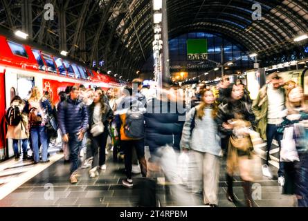 Francoforte sul meno Hauptbahnhof Francoforte sul meno, 31.10.2023 - Dichtes Gedraenge am Frankfurter Hauptbahnhof. Taeglich passieren rund eine halbe milioni Menschen die Bahnhofshallen. Francoforte sul meno Hessen Deutschland *** stazione centrale di Francoforte sul meno, 31 10 2023 folle densa alla stazione centrale di Francoforte ogni giorno, circa mezzo milione di persone passano attraverso i padiglioni della stazione Frankfurt Main Hesse Germania credito: Imago/Alamy Live News Foto Stock