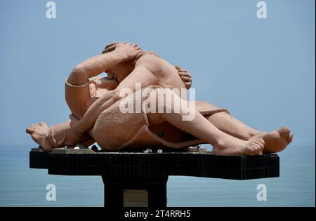 El Beso (il bacio). Una grande scultura nel "Parque del Amor" (Parco dell'amore) vicino all'Oceano Pacifico. Miraflores, Perù. Foto Stock