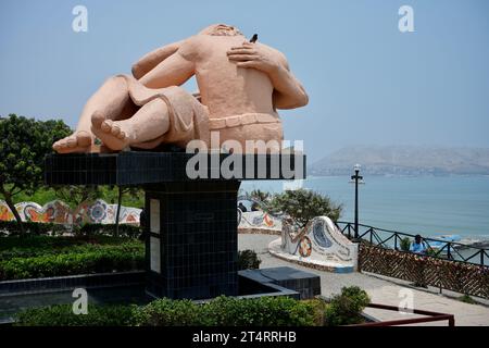 El Beso (il bacio). Una grande scultura nel "Parque del Amor" (Parco dell'amore) vicino all'Oceano Pacifico. Miraflores, Perù. Foto Stock