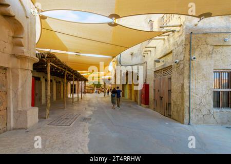 I visitatori camminano attraverso i vicoli stretti e le strade attraverso il centro commerciale e culturale Dubai Creek a Dubai, Emirati Arabi Uniti. Foto Stock