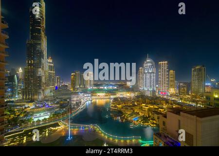 Vista aerea serale dall'alto del centro di Dubai, con il Dubai Mall, i negozi e la fontana illuminati sotto il grattacielo Burj Khalifa a Dubai negli Emirati Arabi Uniti. Foto Stock