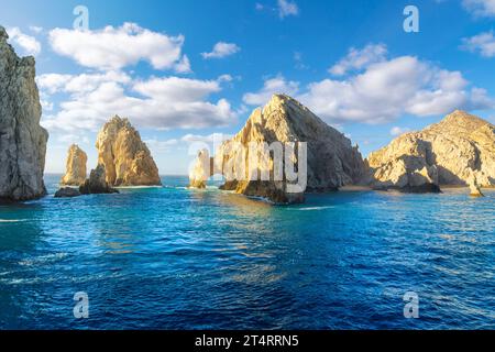 La luce del sole mette in evidenza il famoso Arco di El Arco presso le formazioni rocciose di granito Land's End sulla penisola di Baja, sul Mare di Cortez Cabo San Lucas, Messico. Foto Stock