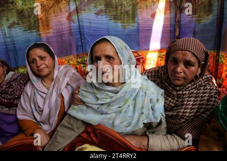 Srinagar Kashmir, India. 1 novembre 2023. Parenti e vicini si uniscono a una messa per il poliziotto indiano Ghulam Mohammad dar Wailing nella sua residenza a Wailoo Tangmarg, a nord di Srinagar, dopo essere stato ucciso da presunti militari. Il 1 novembre 2023, Srinagar Kashmir, India. (Immagine di credito: © Firdous Nazir/eyepix via ZUMA Press Wire) SOLO USO EDITORIALE! Non per USO commerciale! Foto Stock