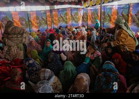 Srinagar Kashmir, India. 1 novembre 2023. Parenti e vicini si uniscono a una messa per il poliziotto indiano Ghulam Mohammad dar Wailing nella sua residenza a Wailoo Tangmarg, a nord di Srinagar, dopo essere stato ucciso da presunti militari. Il 1 novembre 2023, Srinagar Kashmir, India. (Immagine di credito: © Firdous Nazir/eyepix via ZUMA Press Wire) SOLO USO EDITORIALE! Non per USO commerciale! Foto Stock