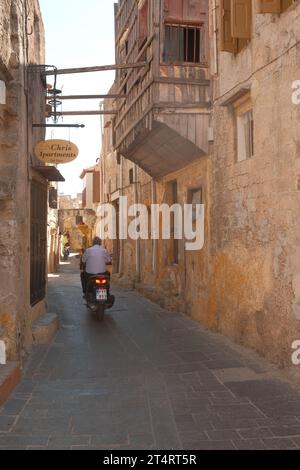 Vista di uno stretto vicolo con gli scooter nella città vecchia di Rodi, sull'isola di Rodi, in Grecia Foto Stock