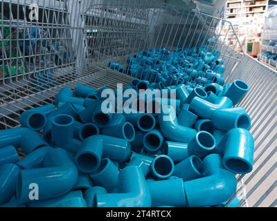 Scaffali per la vendita di prodotti giunti vari di tubi dell'acqua di varie dimensioni Foto Stock