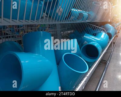 Scaffali per la vendita di prodotti giunti vari di tubi dell'acqua di varie dimensioni Foto Stock