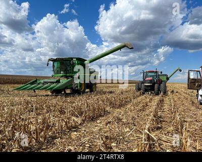 Evansville, Illinois USA - 26 settembre 2023: Terreno agricolo vicino a Evansville, Illinois, con mietitrebbia e trattore. Foto Stock