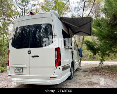 Fort White, Florida USA - 2 marzo 2023: Camper in un campeggio vicino a Fort White, Florida, in una splendida giornata di sole. Foto Stock