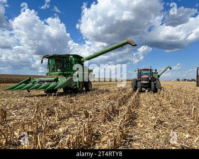 Evansville, Illinois USA - 26 settembre 2023: Terreno agricolo vicino a Evansville, Illinois, con mietitrebbia e trattore. Foto Stock