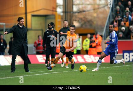 Anthony Forde dei Wolverhampton Wanderers e Ashley Cole di fronte ad Andre Villas Boas, capo-allenatore/manager del Chelsea. Wolverhampton Wanderers / Chelsea 02/01/2012 Foto Stock