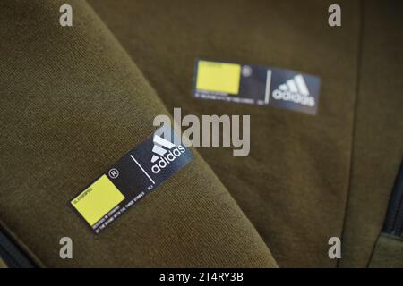 KIEV, UCRAINA - 4 MAGGIO 2023: Primo piano del logo dell'azienda Adidas sui nuovi abiti di marca Foto Stock