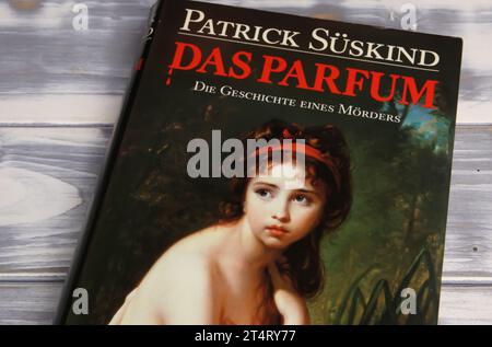 Viersen, Germania - 9 ottobre. 2023: Closeup of Patrick Süskind Book Cover Perfume Foto Stock