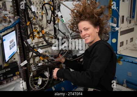 Stazione spaziale Internazionale, orbita terrestre. 30 ottobre 2023. NASA Astronaut and Expedition 70 Flight Engineer Loral o'Hara sostituisce l'hardware all'interno della struttura Plant Habitat per prepararsi per futuri esperimenti che indagano le risposte genetiche e la funzione del sistema immunitario dei pomodori in microgravità a bordo della stazione spaziale Internazionale, 30 ottobre 2023 in Earth Orbit. Crediti: ISS Crew/NASA/Alamy Live News Foto Stock