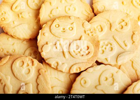 Vista dall'alto a tutta cornice di una pila di biscotti di Halloween fatti in casa Foto Stock