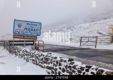 A939 al Lecht Ski Centre, Moray e Aberdeenshire Border, Regno Unito. 1 novembre 2023. Questo è il segnale di confine con la neve caduta questa mattina. Crediti: JASPERIMAGE/Alamy Live News Foto Stock