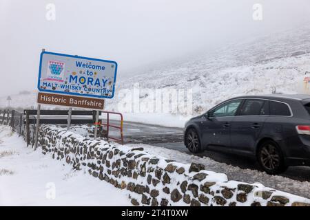 A939 al Lecht Ski Centre, Moray e Aberdeenshire Border, Regno Unito. 1 novembre 2023. Questo è il segnale di confine con la neve caduta questa mattina. Crediti: JASPERIMAGE/Alamy Live News Foto Stock