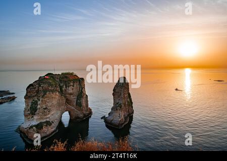 Tramonto sulle scogliere di piccione, conosciute anche come Raouche a Beirut, capitale del Libano Foto Stock