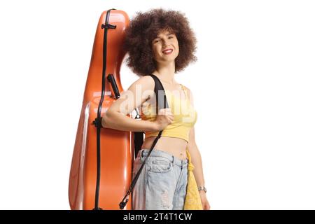 Giovane musicista donna con una cassa per violoncello sulla spalla sorridente alla telecamera isolata su sfondo bianco Foto Stock