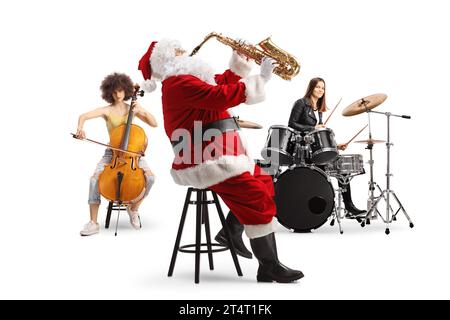 Babbo natale che suona un sassofono con musicisti femminili alla batteria e al violoncello isolati su fondo bianco Foto Stock