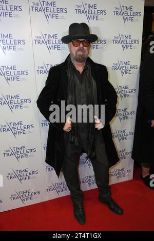 Dave Stewart arriva per la serata di apertura della moglie del viaggiatore del tempo: The Musical all'Apollo Theatre di Londra. Data foto: Mercoledì 1 novembre 2023. Foto Stock