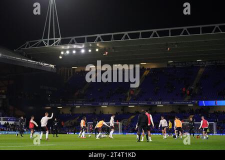 Una visione generale mentre i giocatori del Fulham si scaldano davanti alla partita del quarto turno della Carabao Cup a Portman Road, Ipswich. Data foto: Mercoledì 1 novembre 2023. Foto Stock