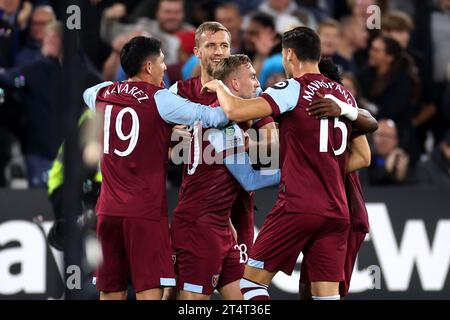 Jarrod Bowen (centro) del West Ham United celebra il primo gol della loro squadra con i compagni di squadra, segnato da Ben White dell'Arsenal (non nella foto) tramite un proprio gol durante la partita del quarto turno della Carabao Cup al London Stadium di Londra. Data foto: Mercoledì 1 novembre 2023. Foto Stock