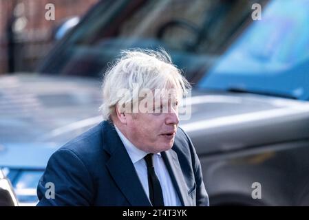 Il primo ministro Boris Johnson deputato arriva per il servizio funebre per il deputato assassinato Sir David Amess alla Cattedrale di Westminster, Londra, Regno Unito Foto Stock