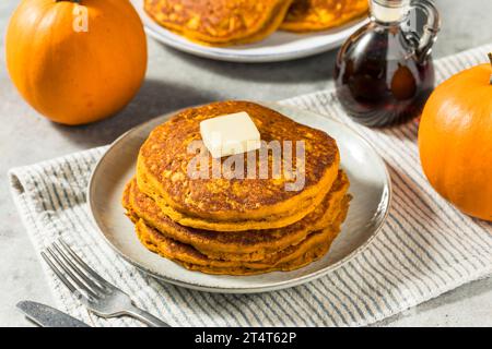 Pancake di zucca dolci fatti in casa con sciroppo e burro Foto Stock