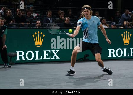 Parigi, Francia. 1 novembre 2023. Il giocatore tedesco ALEXANDER ZVEREV restituisce la palla al giocatore francese UGO HUMBERT durante la sedicesima finale del torneo Rolex Paris Masters 1000 allo stadio Paris AccorHotel Arena di Parigi Francia (Credit Image: © Pierre Stevenin/ZUMA Press Wire) SOLO PER USO EDITORIALE! Non per USO commerciale! Foto Stock