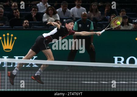 Parigi, Francia. 1 novembre 2023. Il giocatore francese UGO HUMBERT restituisce la palla al tedesco ALEXANDER ZVEREV durante la sedicesima finale del torneo Rolex Paris Masters 1000 allo stadio Paris AccorHotel Arena di Parigi Francia (Credit Image: © Pierre Stevenin/ZUMA Press Wire) SOLO PER USO EDITORIALE! Non per USO commerciale! Foto Stock