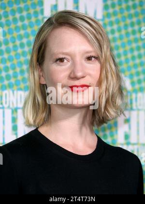 Londra, Regno Unito. 12 ottobre 2019. Mia Wasikowska partecipa alla premiere "Judy & Punch" durante il 63° BFI London Film Festival all'Embankment Gardens Cinema di Londra. (Foto di Fred Duval/SOPA Images/Sipa USA) credito: SIPA USA/Alamy Live News Foto Stock