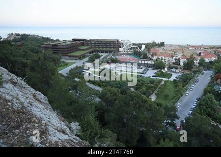 ANTALYA, TURCHIA - 15 MAGGIO 2021 Vista dal mare all'elegante hotel Maxx Royal Kemer Resort ai piedi della montagna nell'area di Kiris nella provincia di Antalya. Foto Stock