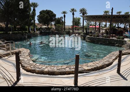 ANTALYA, TURCHIA - 15 MAGGIO 2021 Una popolare attrazione turistica, piscina ringiovanente Cleopatra nell'antica città di Hierapolis, Pamukkale, sempre piena di turisti Foto Stock