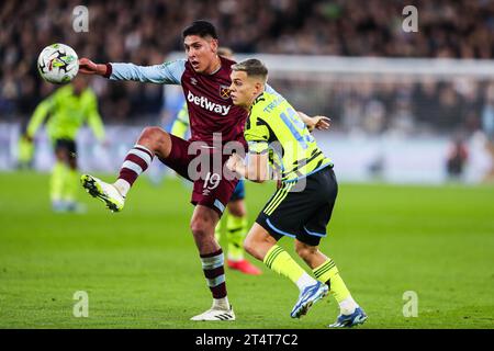 Edson Alvarez del West Ham United si batte per il pallone contro il Leandro Trossard dell'Arsenal durante la partita West Ham United FC vs Arsenal FC Carabao Cup Round 4 al London Stadium, Londra, Inghilterra, Regno Unito il 1° novembre 2023 Credit: Every Second Media/Alamy Live News Foto Stock