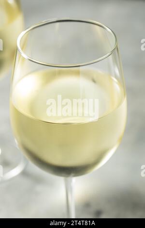 Vino bianco al Sauvignon biologico in un bicchiere Foto Stock