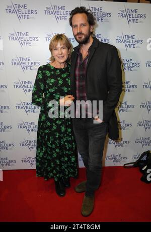 Penny Smith arriva per la notte di apertura della moglie del viaggiatore del tempo: The Musical all'Apollo Theatre di Londra. Data foto: Mercoledì 1 novembre 2023. Foto Stock