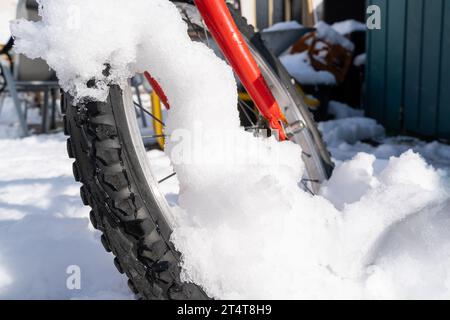 Ruota della bicicletta per bambini con neve in inverno Foto Stock