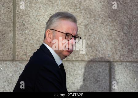 Il deputato Michael Gove arriva per il servizio funebre per il deputato assassinato Sir David Amess alla Cattedrale di Westminster, Londra, Regno Unito Foto Stock